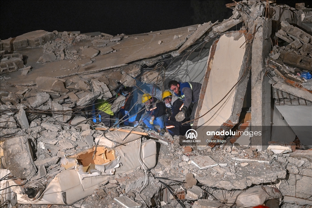 Adıyaman'da arama kurtarma ekiplerinin zorlu çalışmaları gece de devam ediyor