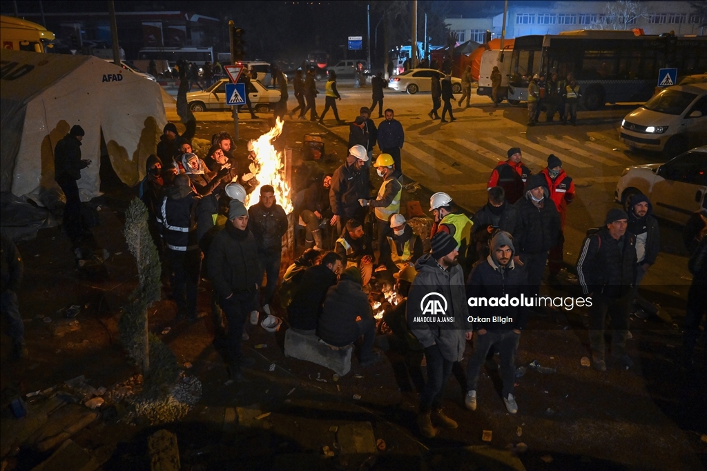 Adıyaman'da arama kurtarma ekiplerinin zorlu çalışmaları gece de devam ediyor