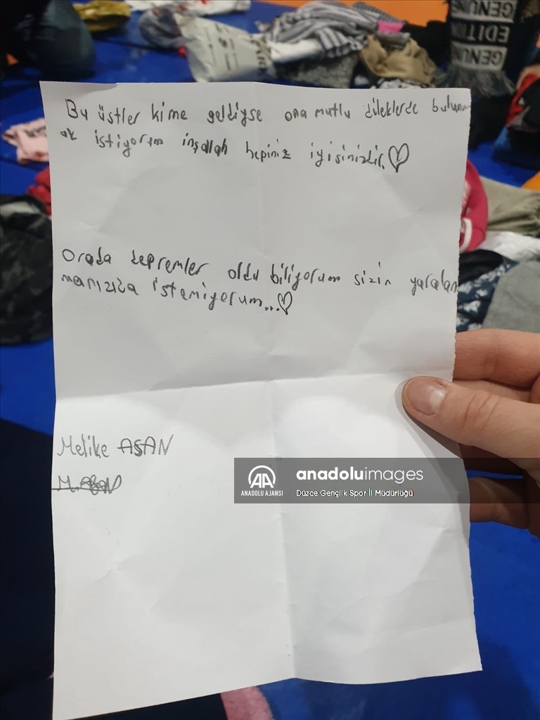 Düzce'de yardımsever çocukların depremzedelere yazdığı notlar duygulandırdı