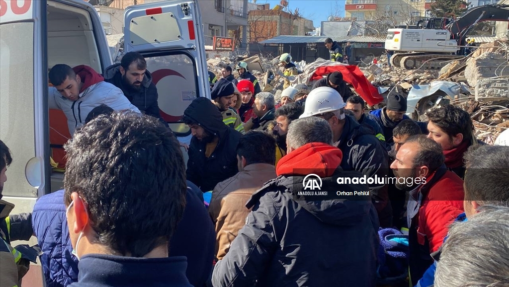 Adıyaman'da enkaz altında kalan anne ve kızı 79 saat sonra kurtarıldı