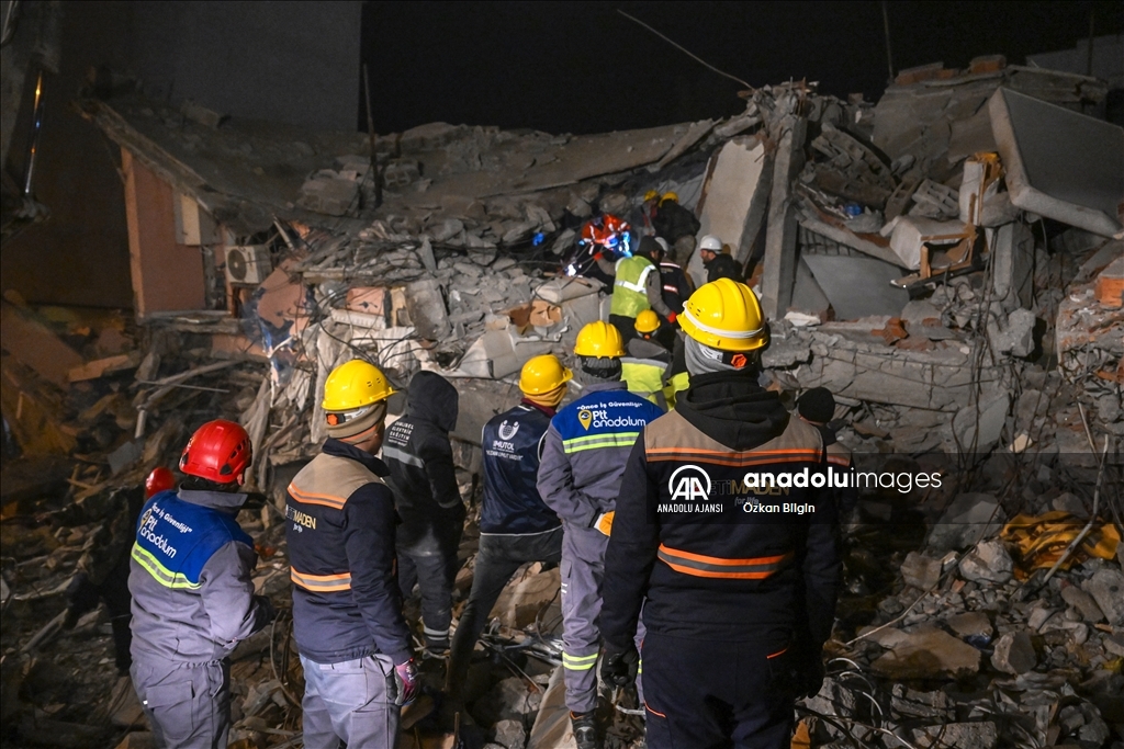 Adıyaman'da arama kurtarma ekiplerinin zorlu çalışmaları gece de devam ediyor
