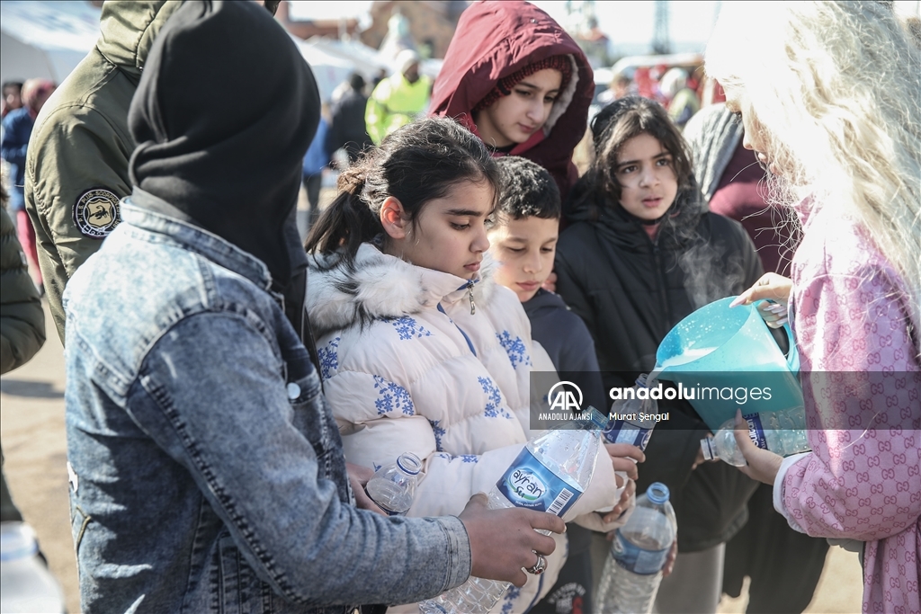 Osmaniye’deki depremzedeler kurulan çadır kentte yaşamlarını sürdürüyor