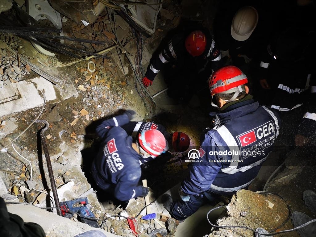 Hatay'da 53 yaşındaki kişi depremin 75. saatinde kurtarıldı