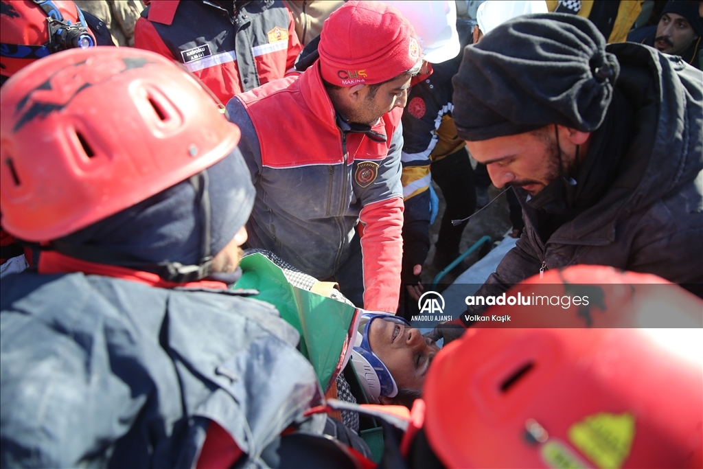 Malatya'da enkaz altında kalan kadın 79 saat sonra kurtarıldı