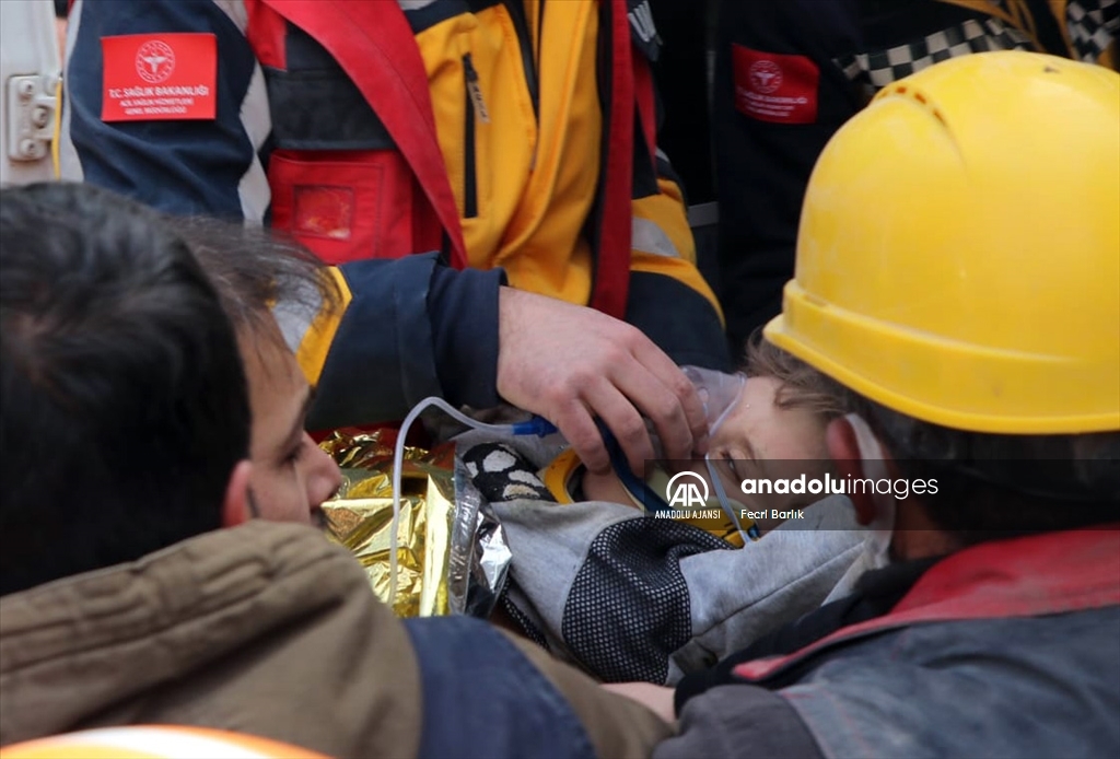 Diyarbakır'da yıkılan binanın enkazından 81 saat sonra bir çocuk kurtarıldı