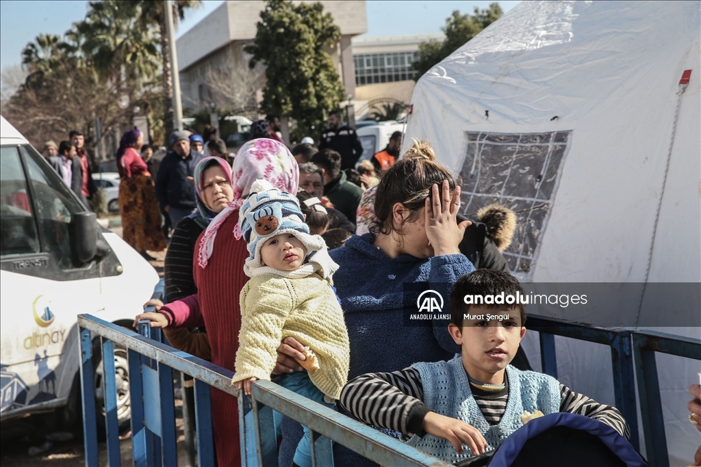 Osmaniye’deki depremzedeler kurulan çadır kentte yaşamlarını sürdürüyor