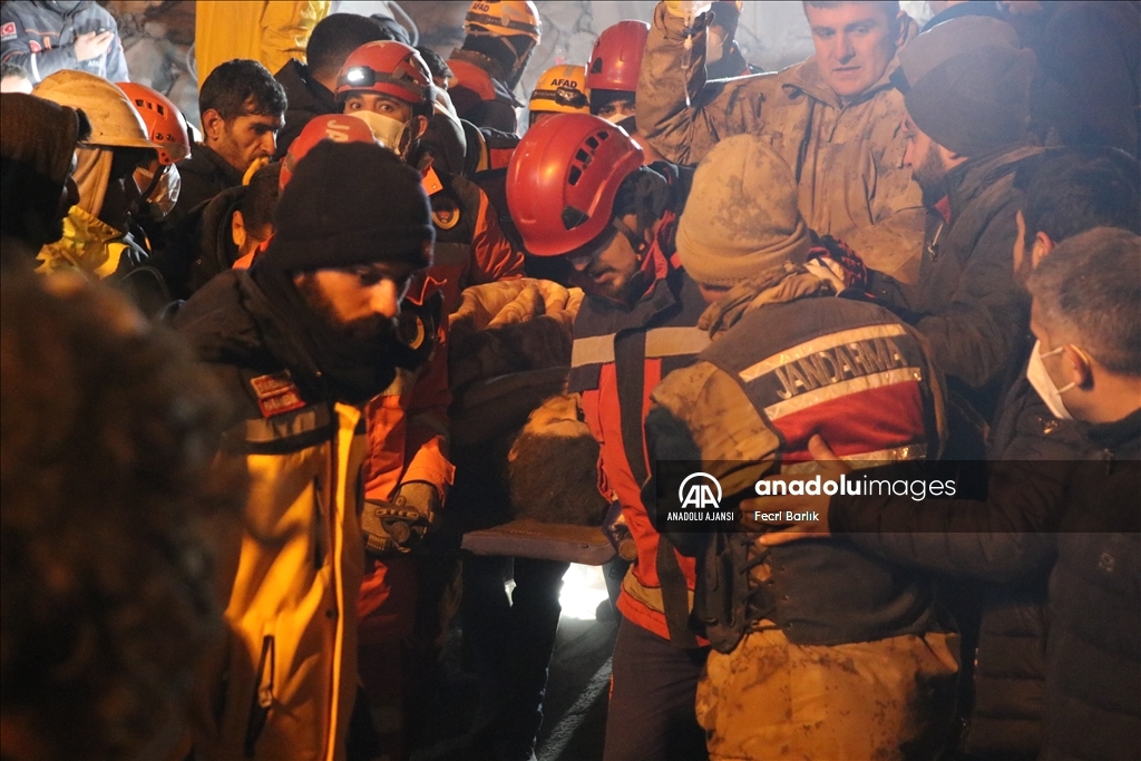 Diyarbakır'da yıkılan binanın enkazından 72 saat sonra bir kadın sağ çıkarıldı