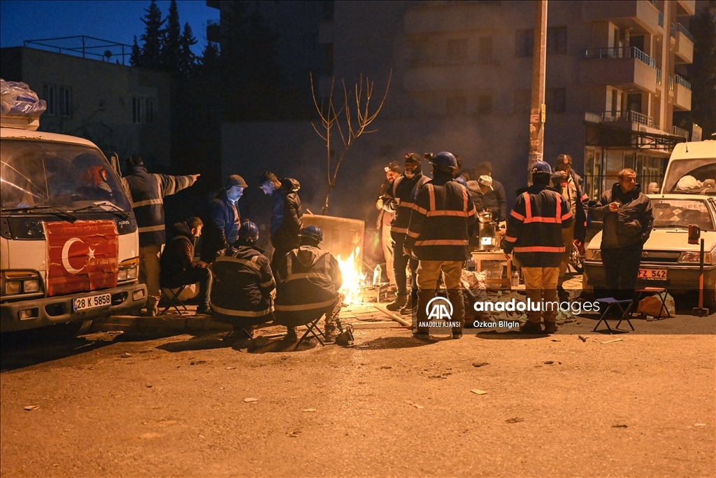Adıyaman'da arama kurtarma ekiplerinin zorlu çalışmaları gece de devam ediyor