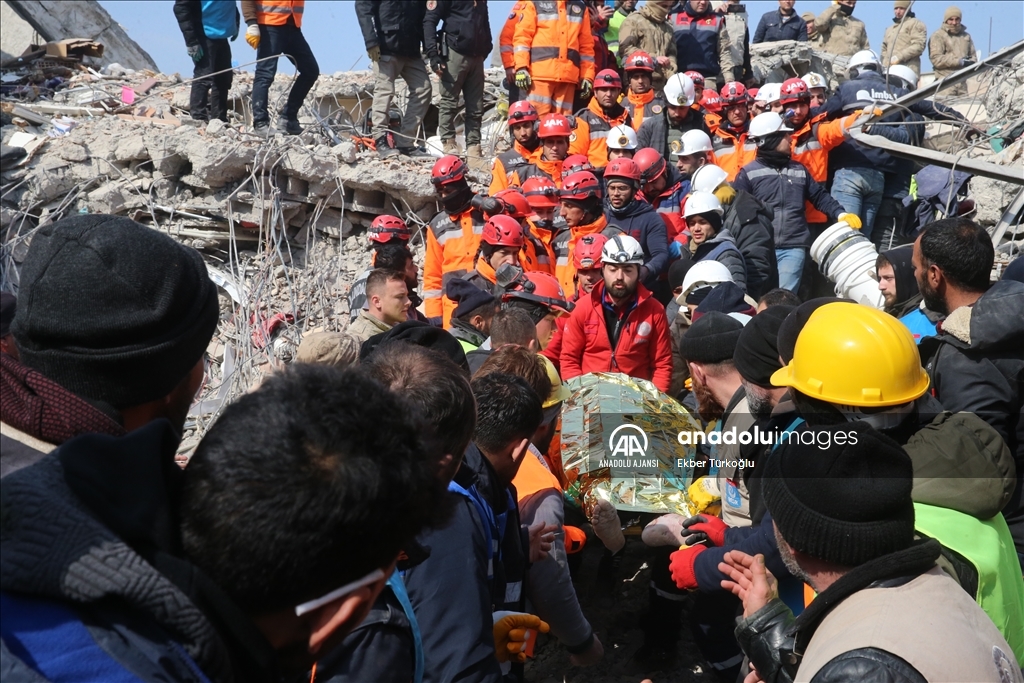 Adıyaman bir kişi depremden 104 saat sonra enkazdan kurtarıldı