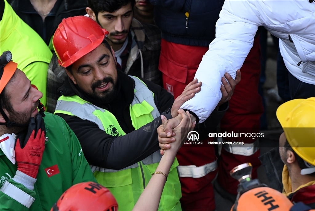 İskenderun'daki Arzu Apartmanı'nın enkazından 6 kişilik aile kurtarıldı