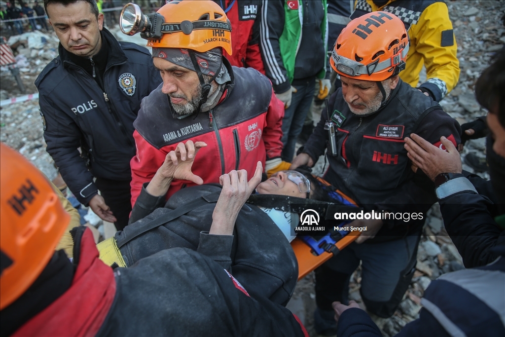 "Asrın felaketi"nden etkilenen Hatay'da aynı enkazdaki aileden 6 kişi kurtarıldı