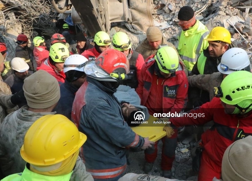 Elbistan'da bir genç depremden 102 saat sonra enkazdan kurtarıldı
