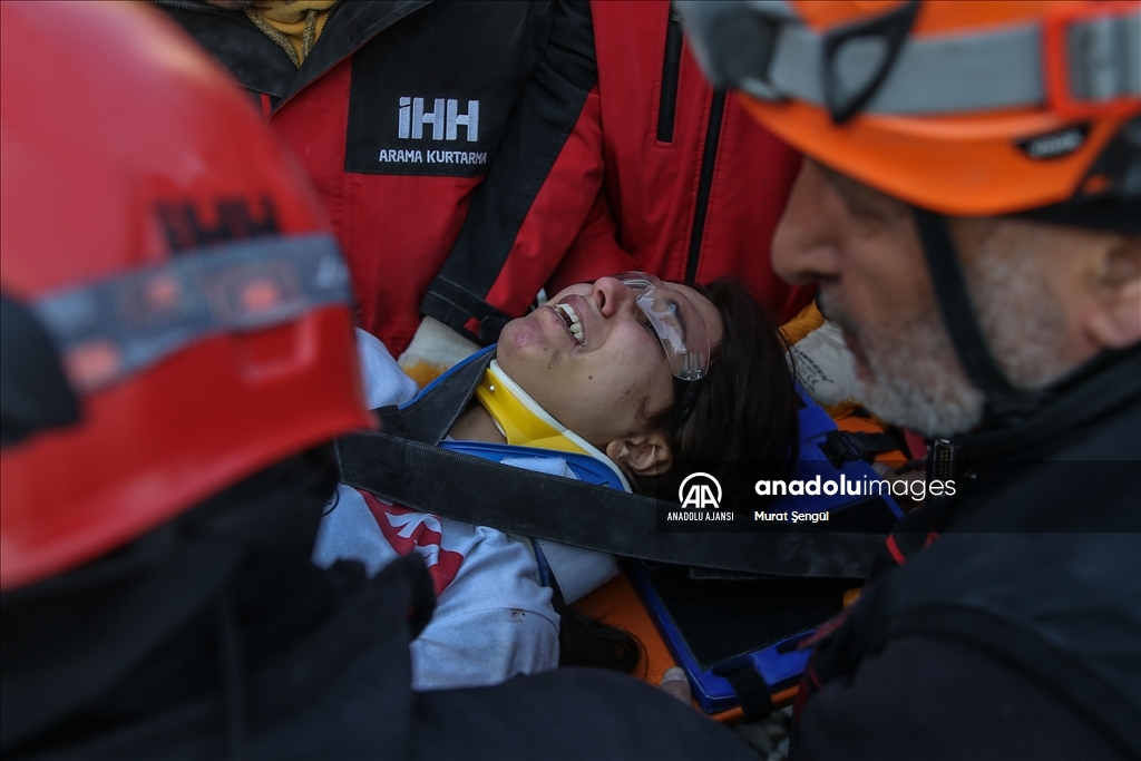 "Asrın felaketi"nden etkilenen Hatay'da aynı enkazdaki aileden 6 kişi kurtarıldı