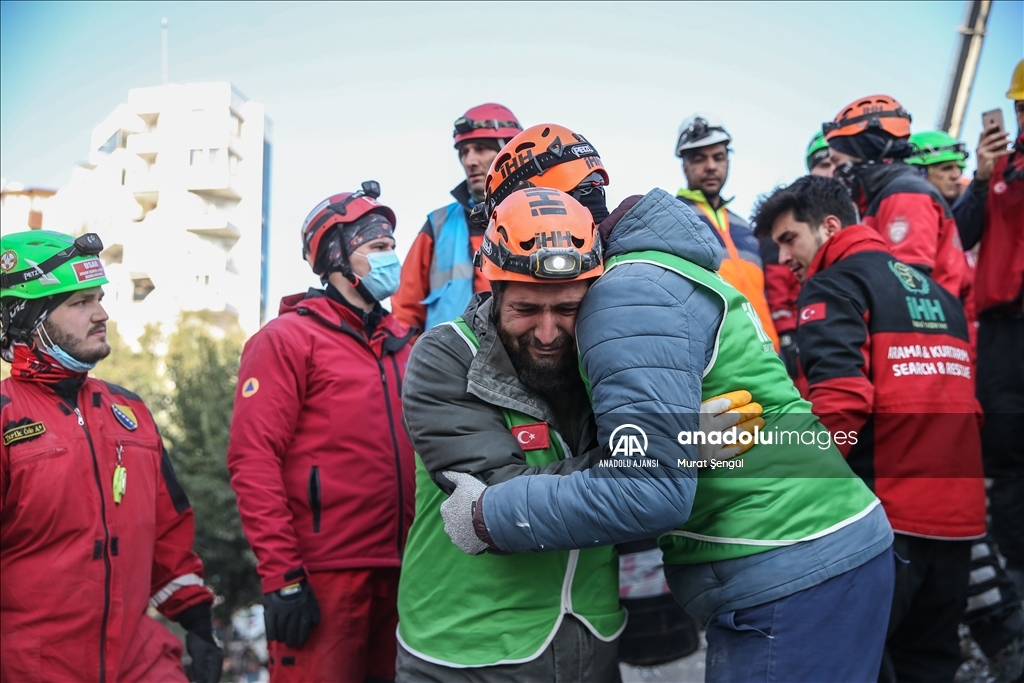 "Asrın felaketi"nden etkilenen Hatay'da aynı enkazdaki aileden 6 kişi kurtarıldı