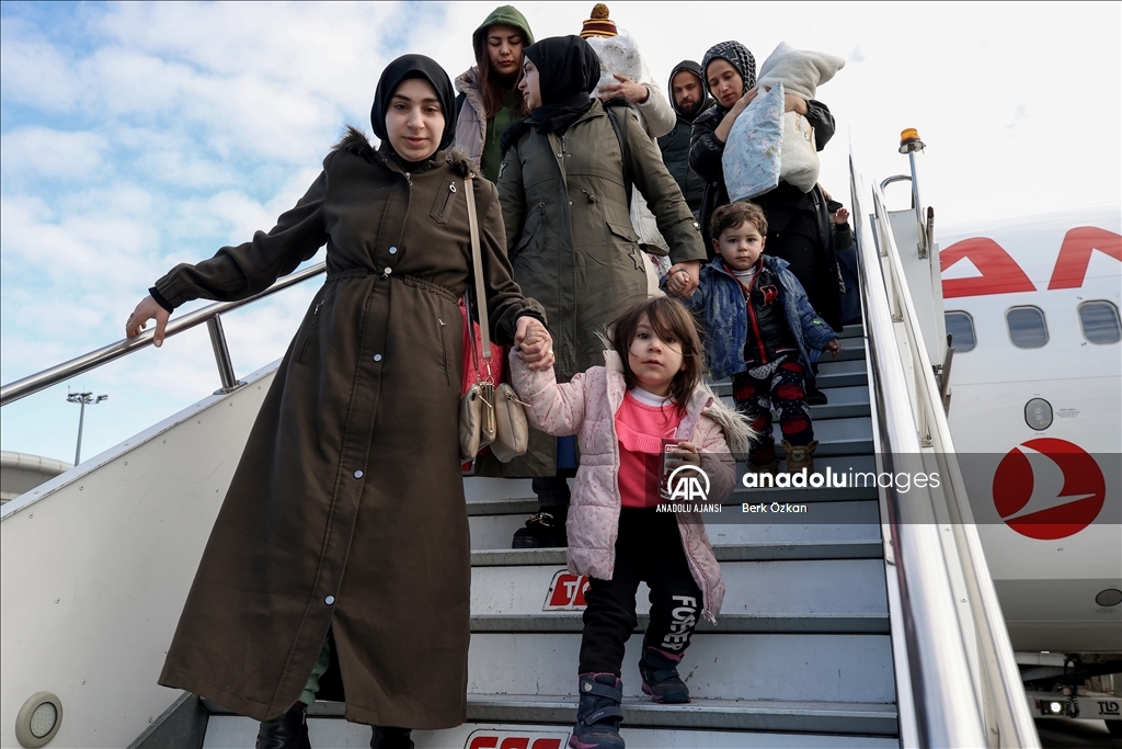 Deprem bölgelerinden Sabiha Gökçen Havalimanı'na tahliyeler devam ediyor