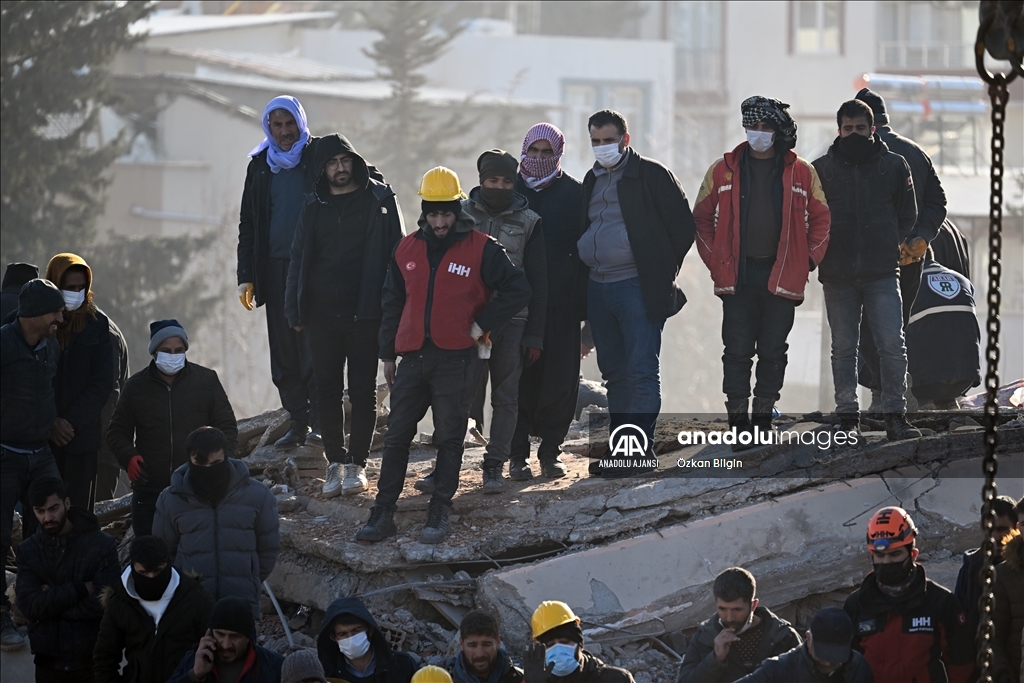 Adıyaman'da yakınları enkaz altında kalan vatandaşların zorlu bekleyişi devam ediyor