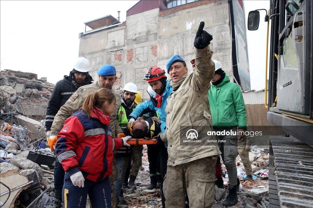 Enkazdan 104 saat sonra çıkarılan depremzede, kurtarma ekibindeki askerin elini öptü
