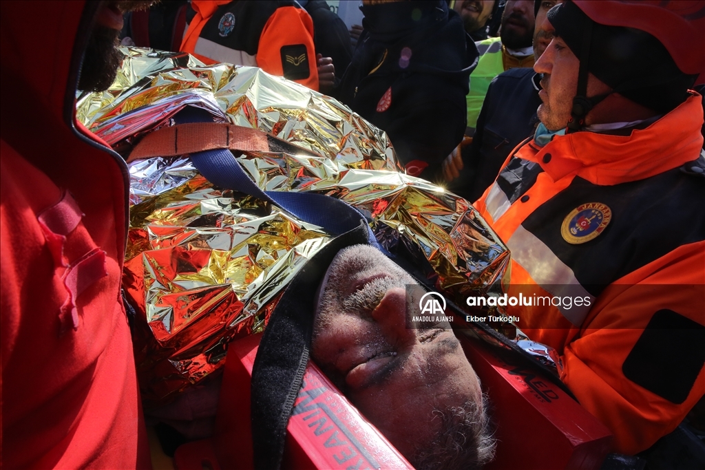Adıyaman bir kişi depremden 104 saat sonra enkazdan kurtarıldı