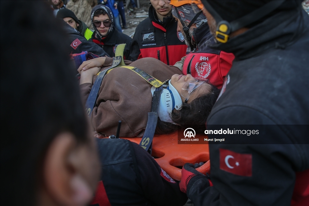 "Asrın felaketi"nden etkilenen Hatay'da aynı enkazdaki aileden 6 kişi kurtarıldı