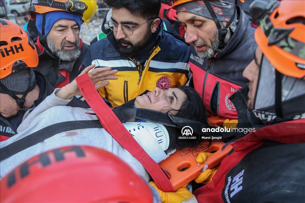 "Asrın felaketi"nden etkilenen Hatay'da aynı enkazdaki aileden 6 kişi kurtarıldı
