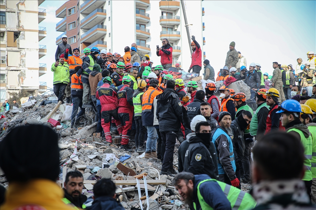 İskenderun'daki Arzu Apartmanı'nın enkazından 2 kişi kurtarıldı