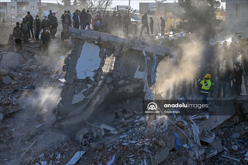 Adıyaman'da arama kurtarma ekiplerinin zorlu çalışmaları devam ediyor