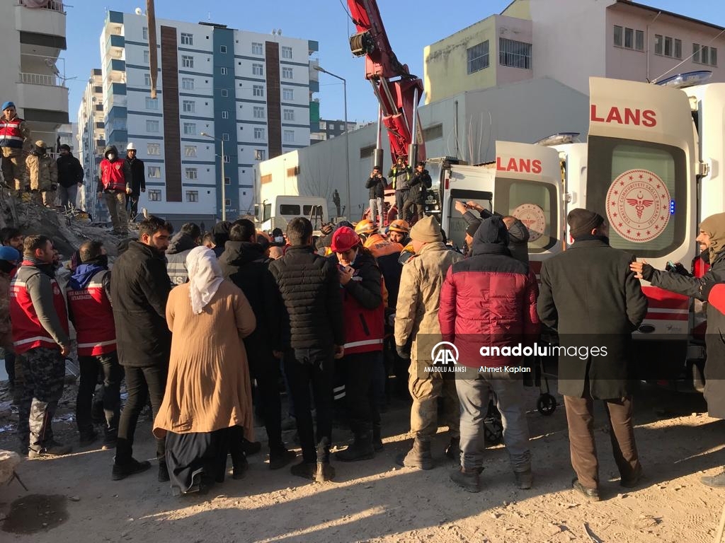 Diyarbakır'da depremde yıkılan binanın enkazından 101 saat sonra anne ve oğlu kurtarıldı