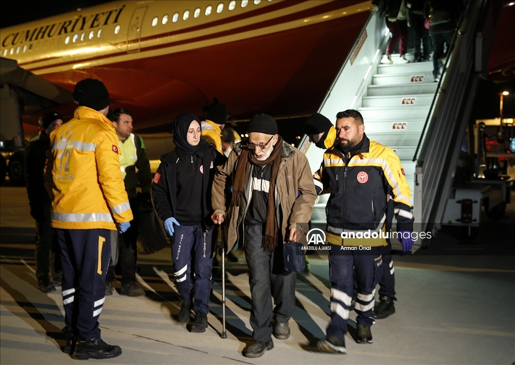Cumhurbaşkanlığına ait "TUR" uçağı deprem bölgesinden 14 yaralıyı Ankara'ya nakletti