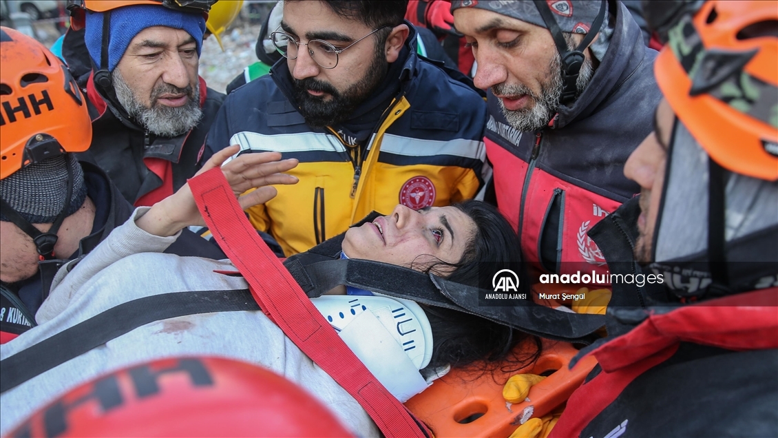 "Asrın felaketi"nden etkilenen Hatay'da aynı enkazdaki aileden 6 kişi kurtarıldı