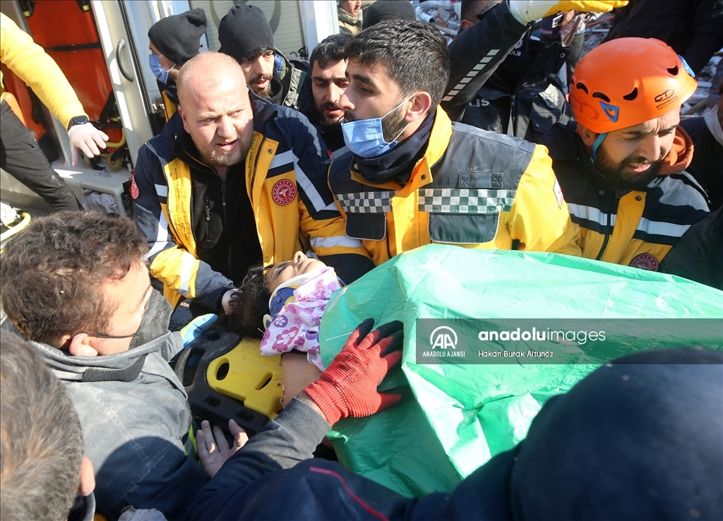 Malatya'da 105 saat sonra bir kadın kurtarıldı