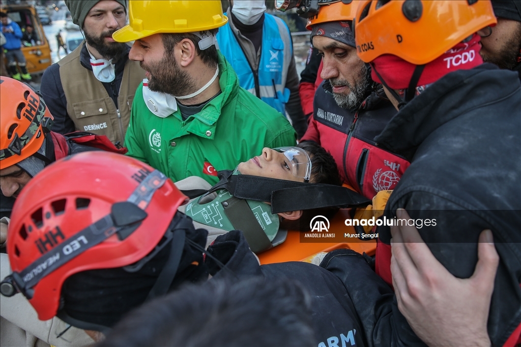 "Asrın felaketi"nden etkilenen Hatay'da aynı enkazdaki aileden 6 kişi kurtarıldı