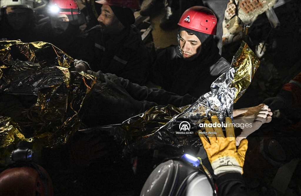 Niño de 10 años rescatado de escombros 136 horas después de terremotos en Hatay