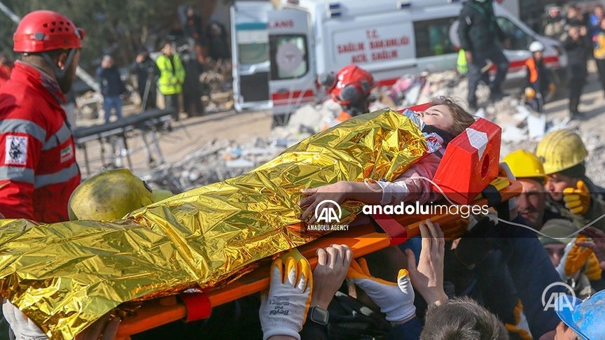 Sengul Karabas, 4 ans, et son père Sezai Karabas ont été sortis vivants des décombres 132 heures après des tremblements de terre meurtriers dans la province turque de #Gaziantep