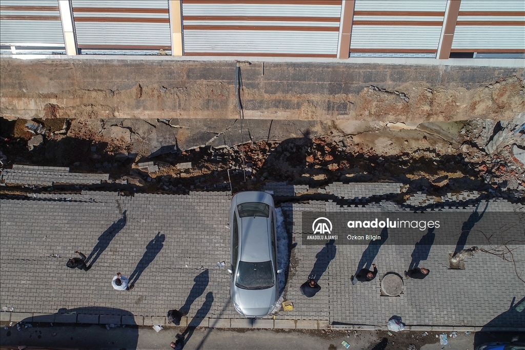 Adıyaman'da bir apartman depremin etkisiyle tek parça halinde yan yattı