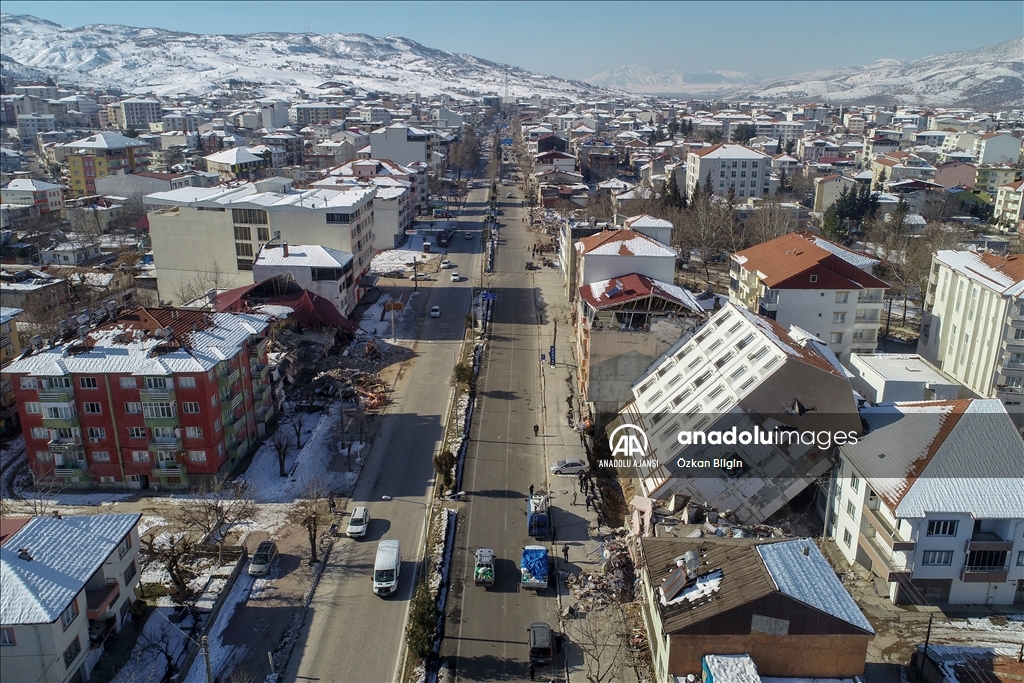 Adıyaman'da bir apartman depremin etkisiyle tek parça halinde yan yattı