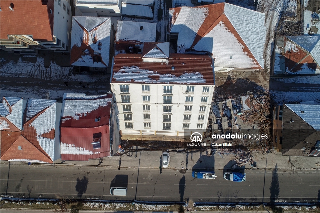 Adıyaman'da bir apartman depremin etkisiyle tek parça halinde yan yattı