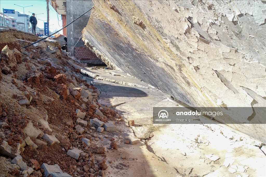 Adıyaman'da bir apartman depremin etkisiyle tek parça halinde yan yattı