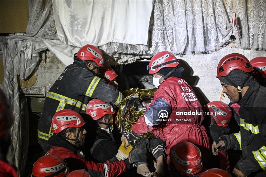 Niño de 10 años rescatado de escombros 136 horas después de terremotos en Hatay