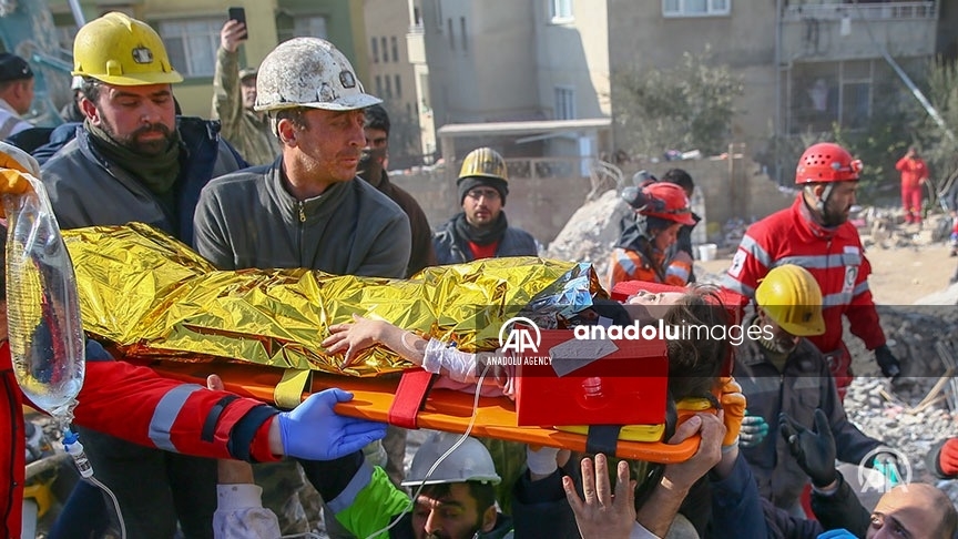 Sengul Karabas, 4 ans, et son père Sezai Karabas ont été sortis vivants des décombres 132 heures après des tremblements de terre meurtriers dans la province turque de #Gaziantep