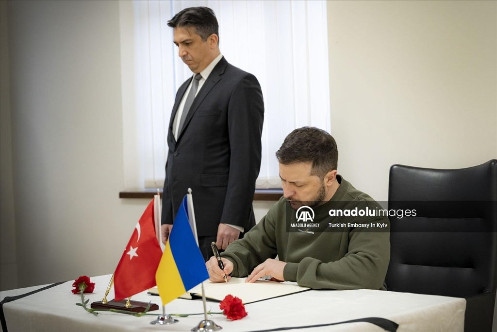 El presidente ucraniano Volodymyr Zelenskyy firma el libro de condolencias en la embajada turca en Kyiv