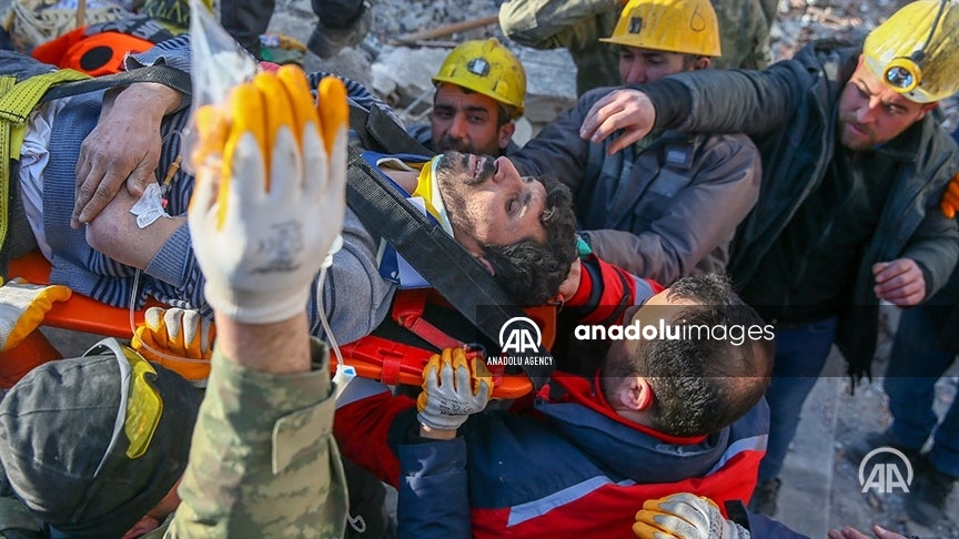 Sengul Karabas, 4 ans, et son père Sezai Karabas ont été sortis vivants des décombres 132 heures après des tremblements de terre meurtriers dans la province turque de #Gaziantep