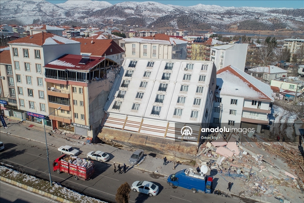 Adıyaman'da bir apartman depremin etkisiyle tek parça halinde yan yattı