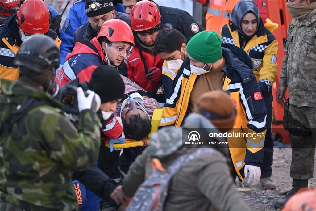 Una familia rescatada de los escombros 133 horas después de que los terremotos azotaron Kahramanmaras