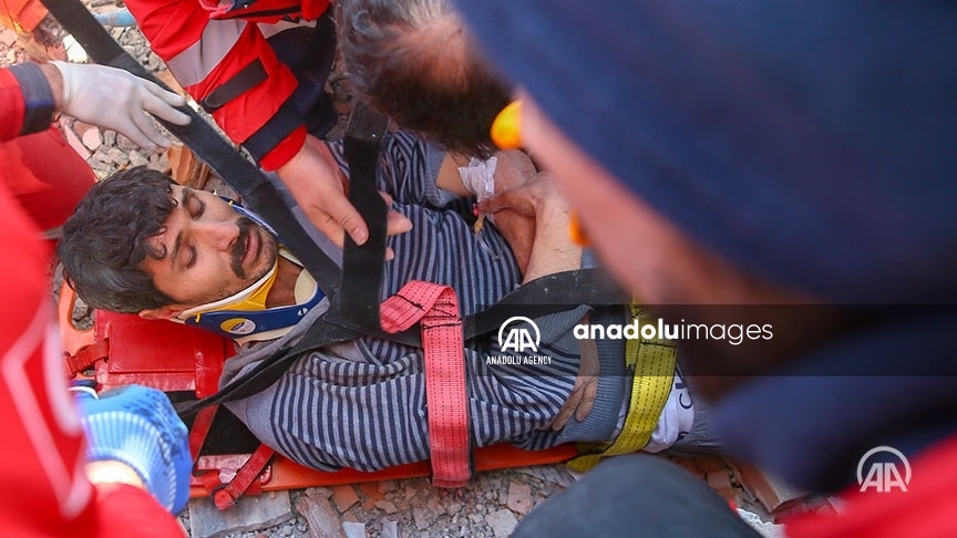 Sengul Karabas, 4 ans, et son père Sezai Karabas ont été sortis vivants des décombres 132 heures après des tremblements de terre meurtriers dans la province turque de #Gaziantep