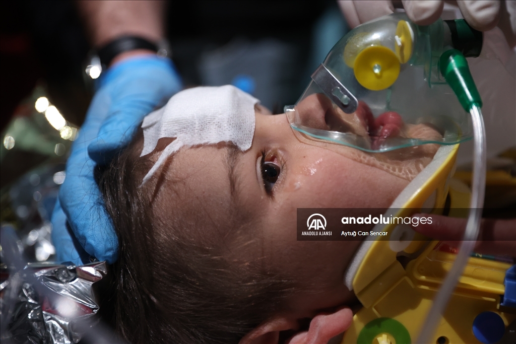 Hatay'da depremin 150. saatinde bir kız çocuğu enkazdan sağ çıkarıldı