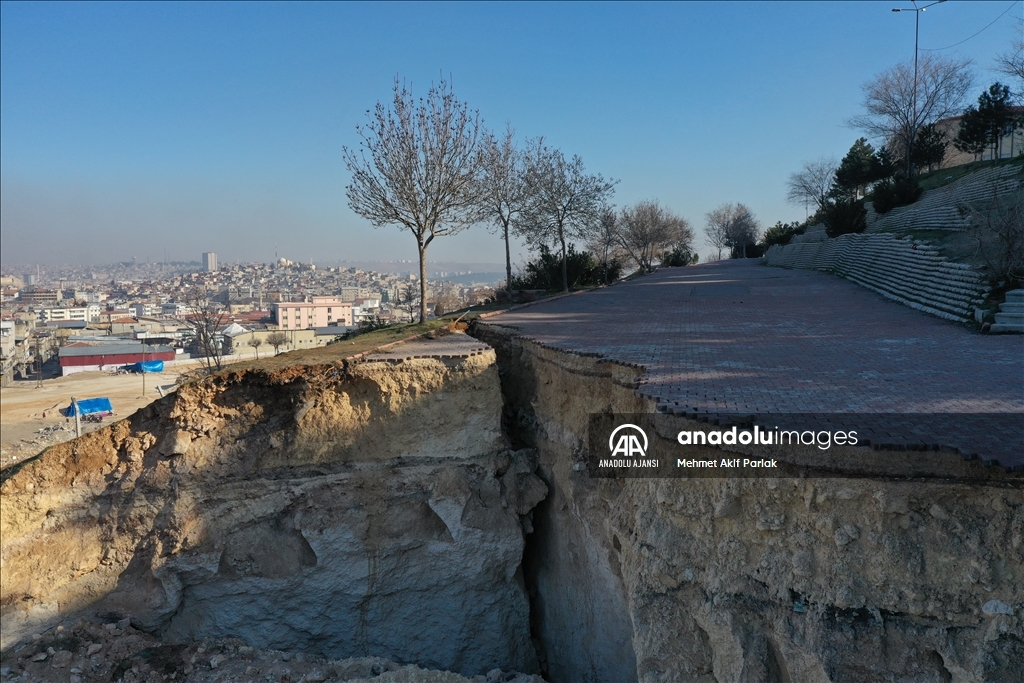 Gaziantep'te depremin etkisiyle dev çukur oluştu
