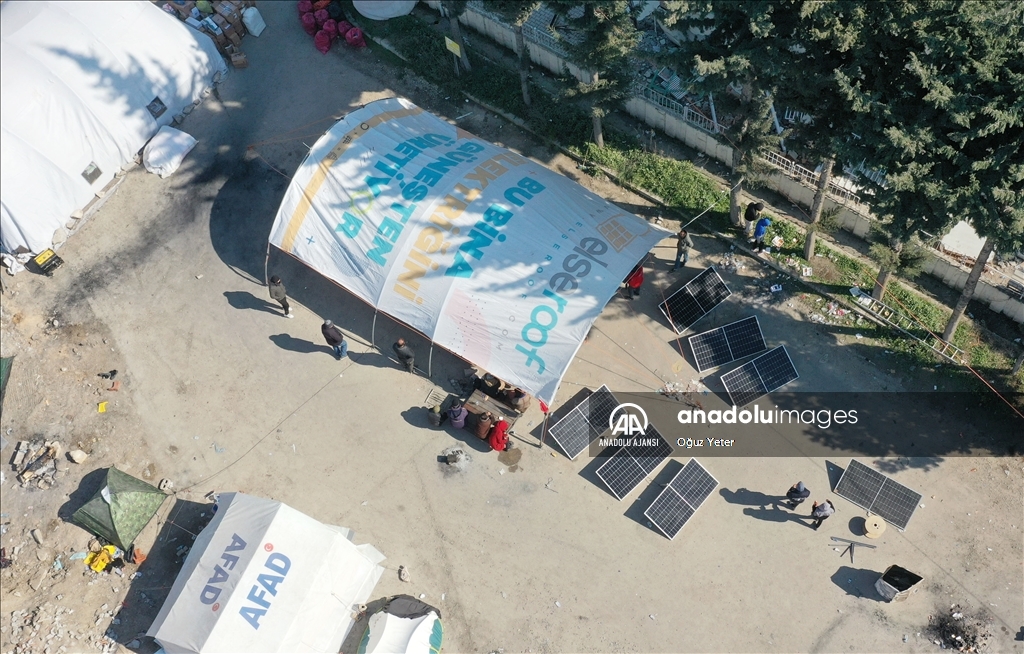 Hatay'daki çadır kentte enerji ihtiyacı için güneş panelleri kuruldu