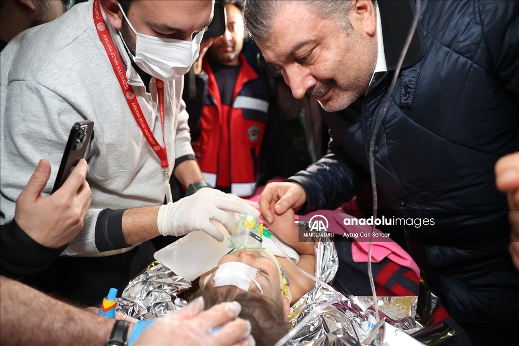 Hatay'da depremin 150. saatinde bir kız çocuğu enkazdan sağ çıkarıldı