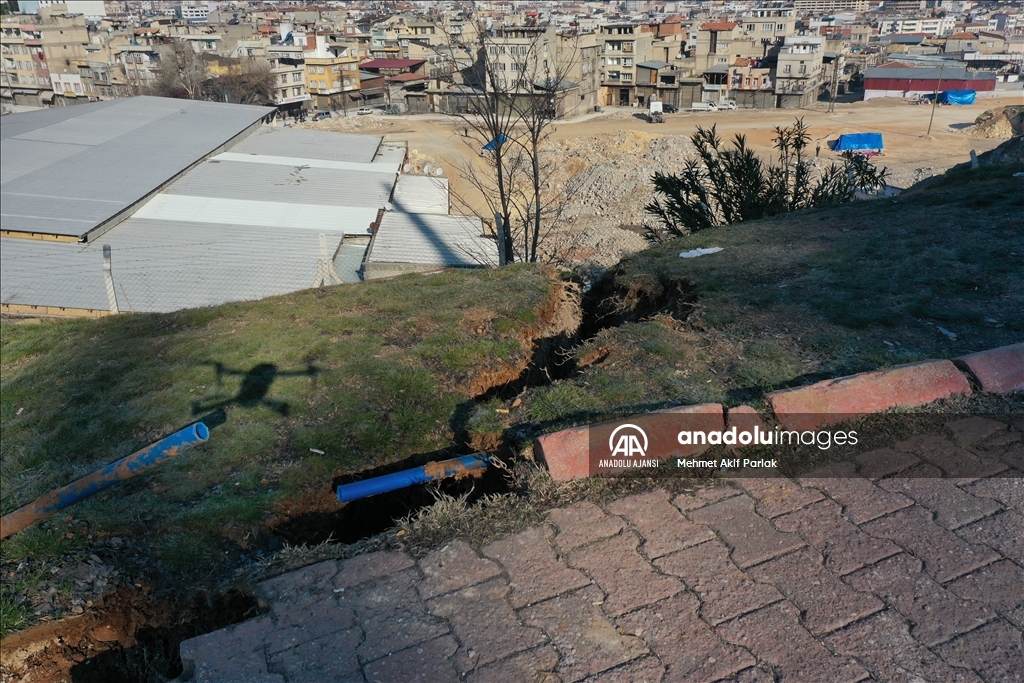 Gaziantep'te depremin etkisiyle dev çukur oluştu