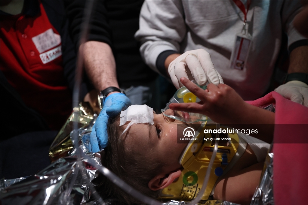 Hatay'da depremin 150. saatinde bir kız çocuğu enkazdan sağ çıkarıldı